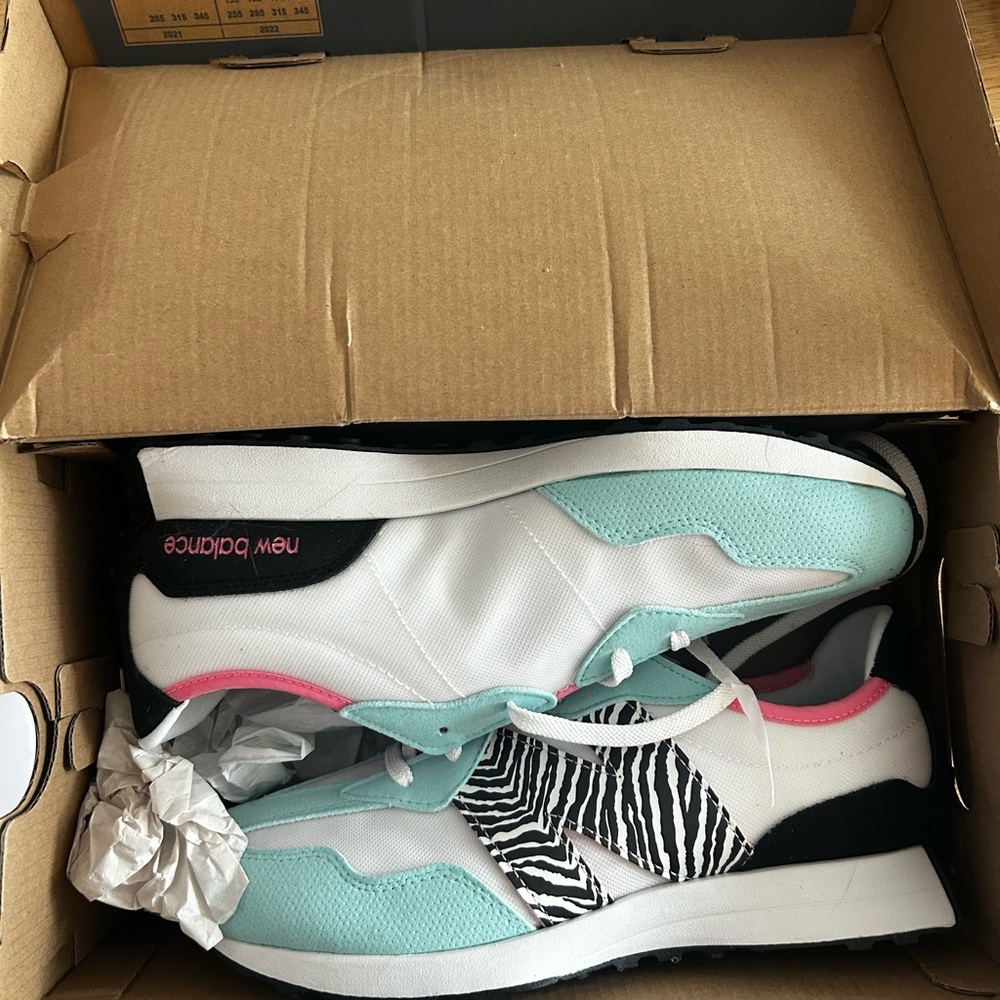 Kids size 7 New Balance sneakers, new in box